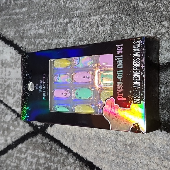 DISNEY PRINCESS SHIMMER LIP GLOSS MOLDED SHAPED LIP BALM NAIL-SET SHAKER… - Picture 2 of 15